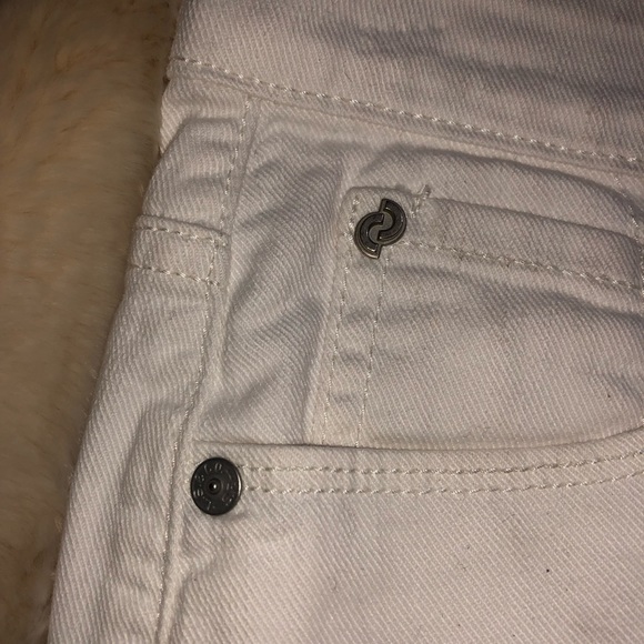 Denizen by Levi’s White Denim Skirt - Picture 6 of 6